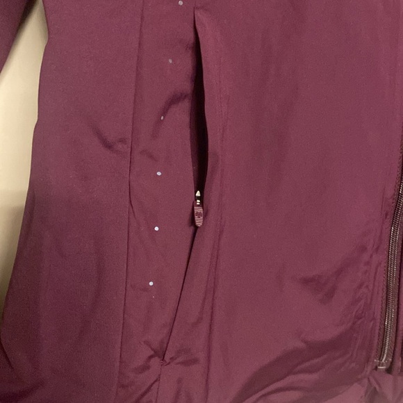 Lululemon Run For Cold Jacket, Size 6, Color Plum - Picture 5 of 12